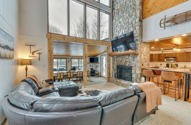 6 Mi to Skiing: Home w/Hot Tub in Seven Devils!