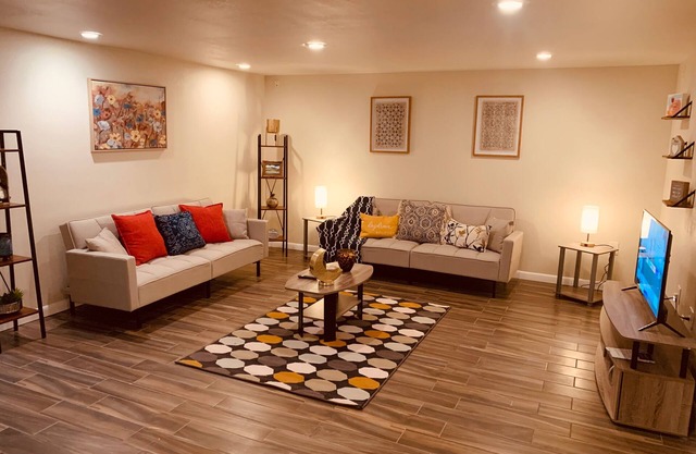 6-people apartment 15 min from Downtown Denver, Red Rocks, and Belmar!