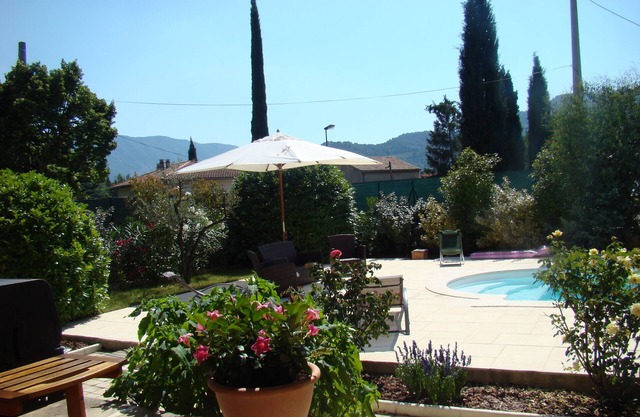 6-person house with swimming pool, facing St Julien, 200 m from town center