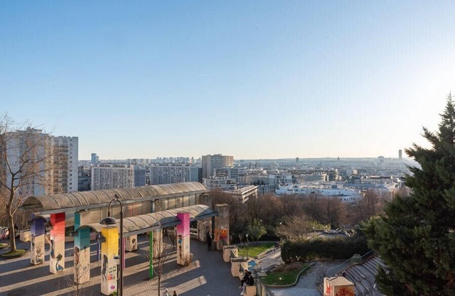 60 m² bright with a superb view on all Paris