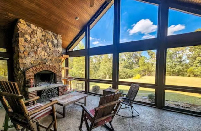 6000 sq ft home with Private Pool and Hot Tub, Sleeps 16 - 16 Acres