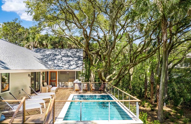 64 Surfsong: Newly Renovated, Pool, Steps from Beach, Beach Gear/Bike Credit