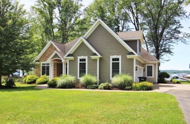 6465 Galloway - Modern lakefront home in Dewittville, great for the whole family! Rents Friday to Friday during Season!