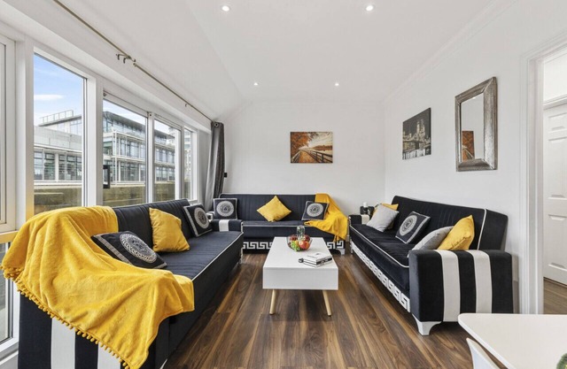 65 Grosvenor Court Mansions · Penthouse Marble Arch with Balcony