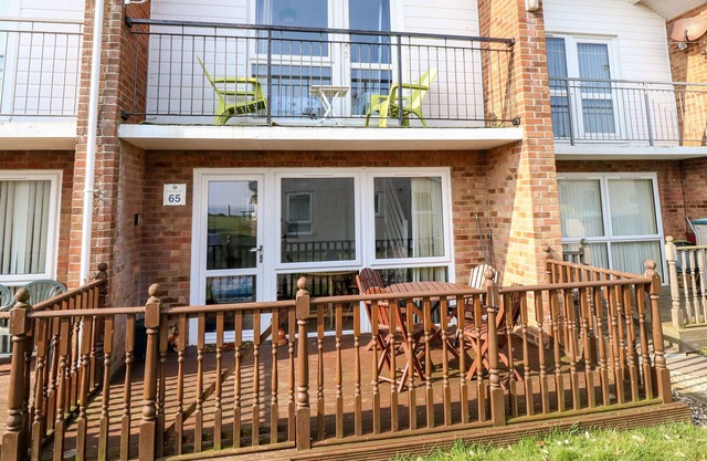 65 WATERSIDE PARK, pet friendly, country holiday cottage in Corton