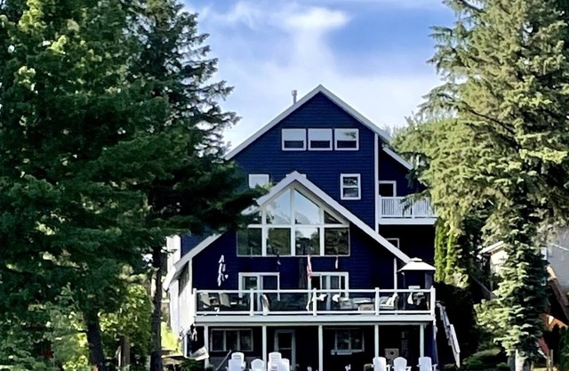 6baths,Hot tub,Game room,5kayaks 2paddleboards included,pontoon avail