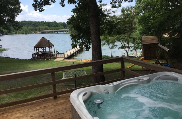 6BR 225' Lakefront! Hot Tub, Dock, Private Boat Ramp, XFinity 400Mb wifi