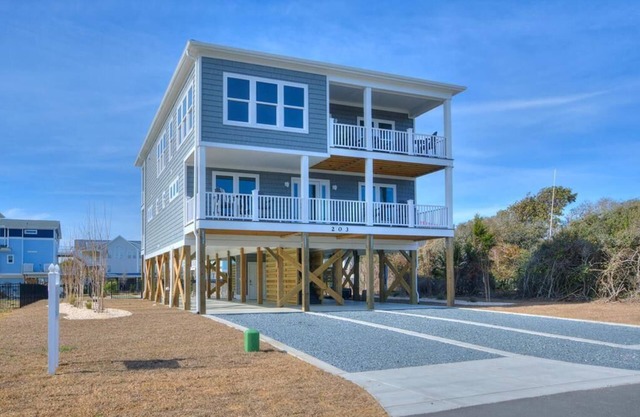 6BR/6.5BA House - BRAND NEW, OCEAN VIEWS, POOL, Putting Green, Sleeps 16