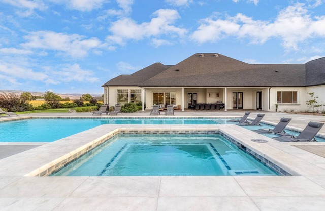 6BR Walla Walla Estate: Pool, Jacuzzi, Theater