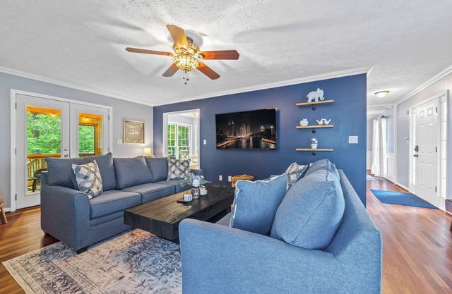 7.7 mi to LakePoint Sports - Near Historic DT - HotTub