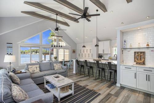 7 Bed Beachfront with Scenic Views Sister Lakes