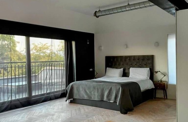 7 Bed House - Sleeps 26 - Parking - Wifi - Garden