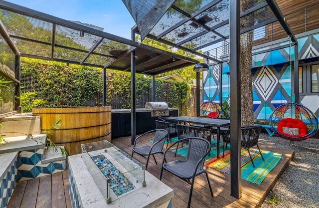 7 Bedroom near South Lamar | Hot tub | Sauna | ACL