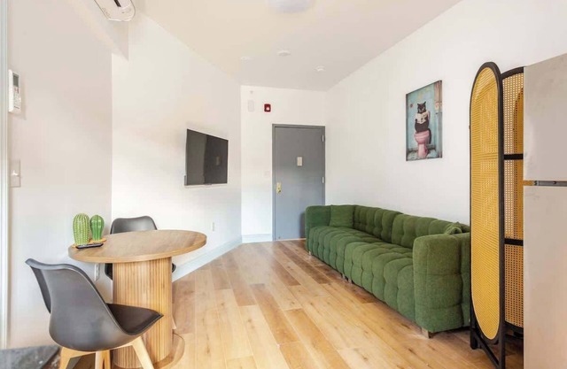 7. Chic 1BR Nook in Trendy Fishtown & Center City!