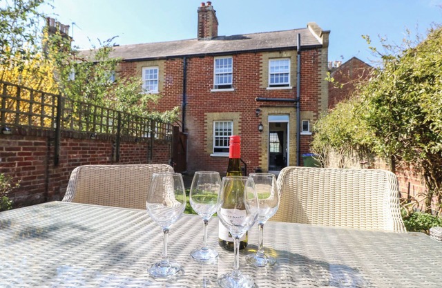 7 COASTGUARD COTTAGES, family friendly, with a garden in Bognor Regis