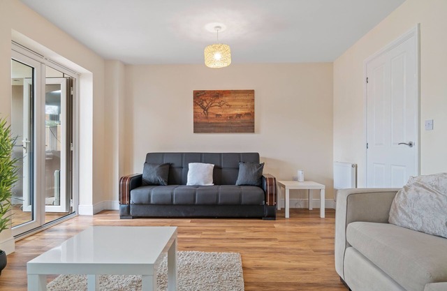 7 Guests - Hot Tub - 3 Bed House