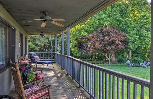 7 Mi to Downtown Morganton: Cabin w/Fire Pit!