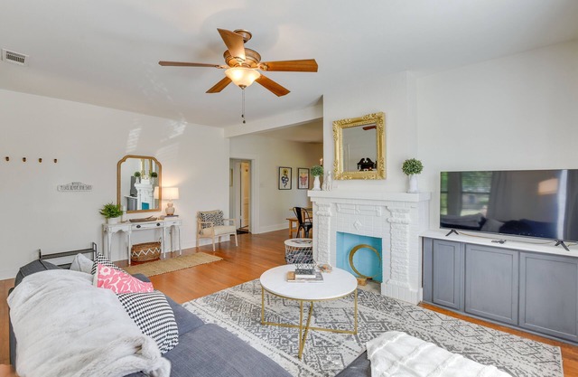 7 Mi to Dtwn Dallas: Cozy Home w/Yard!