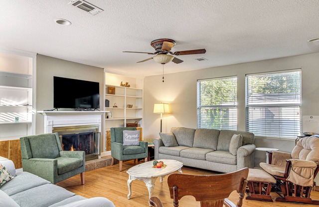 7 Mi to Pensacola Beach: Home w/Pet-Friendly Yard