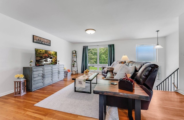*7 Min to WVU*Private Deck*Game Room*Full Kitchen*W/D