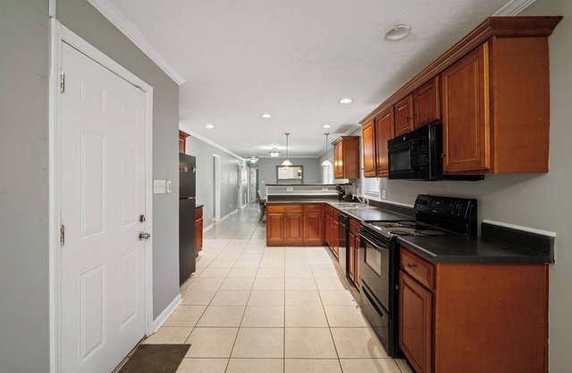 7 minutes from Six Flags! Peaceful, Family-sized home in Austell.