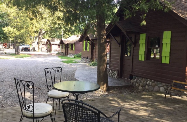 7 Modernized Cozy Cabins Together On The Platte River!