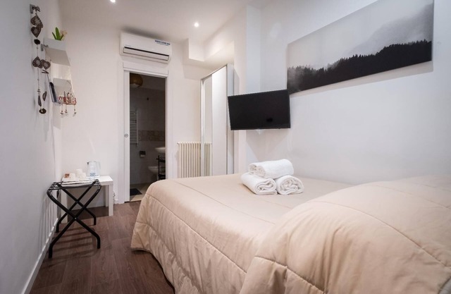 7 SMALL DOUBLE ROOM