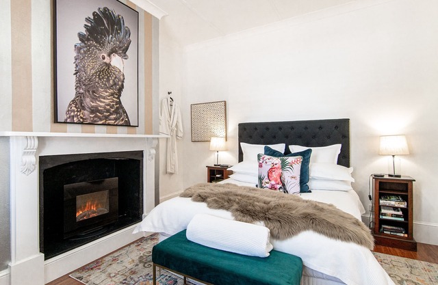 70 On Mortimer "Black Cockatoo Room" is a self contained 1 bedroom unit
