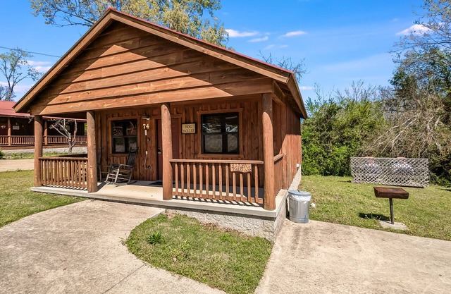 #74 Pinewood Cabin: Hog Holler
