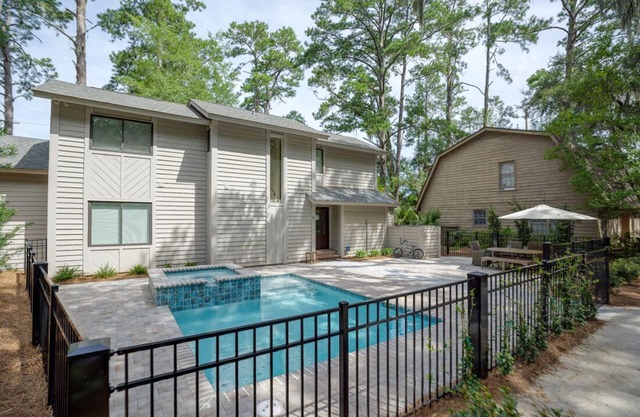 77 Lawton: Elegant 3 Bedroom Lawton Woods Home. Deck and Fire Pit, NEW Pool
