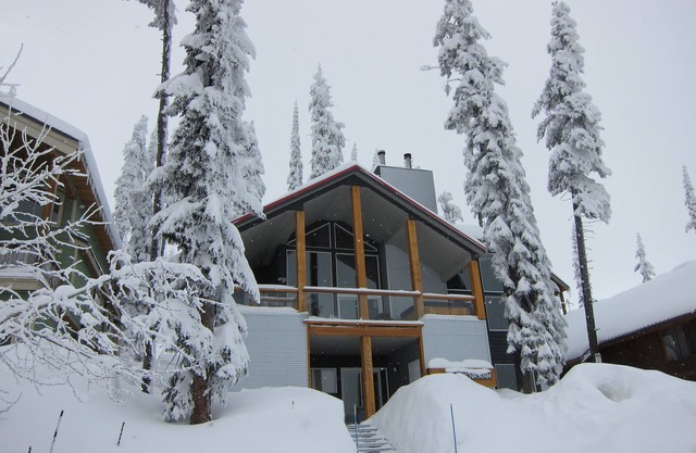 7BDRM Big White View Chalet - Perfect for Several Families!