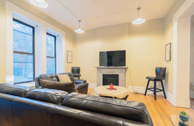 7BR Apartment City Escape Near Cubs + Laundry Ready