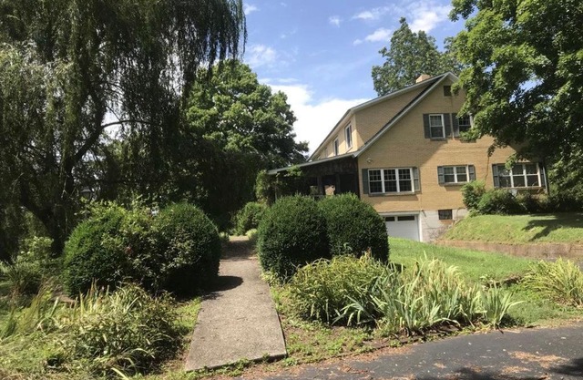 8 bedroom 12 bed Large Country Home