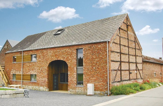 8 bedroom accommodation in Somme-Leuze