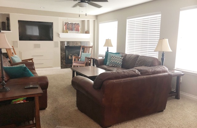 8 BR - 4 Full Baths - Sleeps 18 - Groups OK - 20 min to Denver or Boulder HUGE