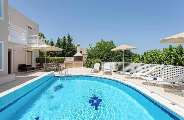 8 Guests Luxury Villa with pool & bbq facilities