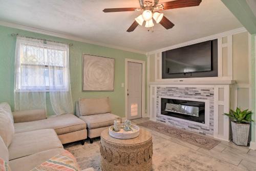 8 Mi to Beach Family-Friendly, Pastel Gem!