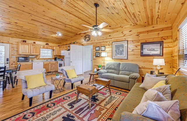 8 Mi to Chattooga River: Pet-Friendly Mtn Cabin