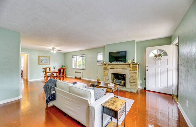 8 Mi to Dtwn: Retreat w/Balcony in Pittsburgh!