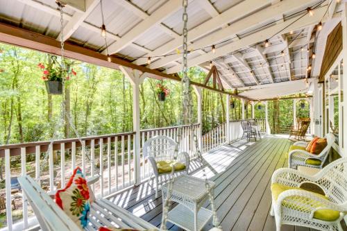 8 Mi to Helen Sautee Nacoochee Home with Hot Tub