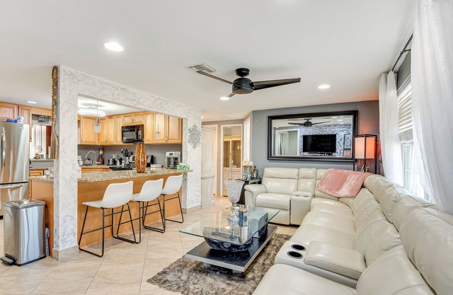 8 Mi to Sunset Beach: Home w/Large Patio + Pool!