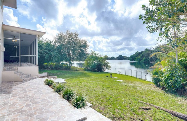 8 Mi to Wynwood: Waterfront Retreat w/Lanai