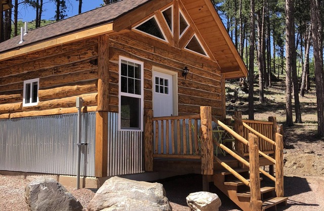 8 miles to Mount Rushmore - Sleeps 2 - King Bed