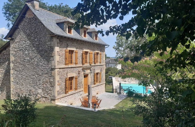 8-person gîte in the heart of nature with outdoor swimming pool