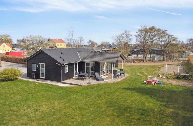 8-person holidayhome close to childfriendly beach
