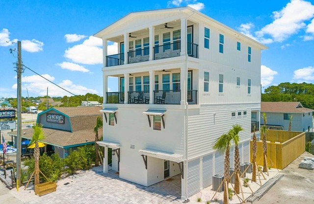 8022 Thomas Dr. Luxury! Heated Pool - Sleeps 24