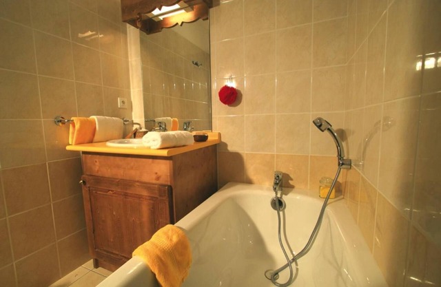 80m from ski slopes, fitness, swimming pool, terrace, balcony, tv, ski locker, 32-34m²