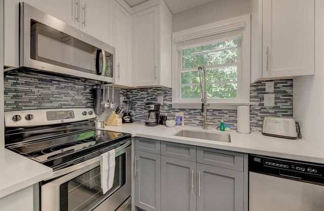 818 Queen St · Relaxing Cozy Apartment in Downtown Cola