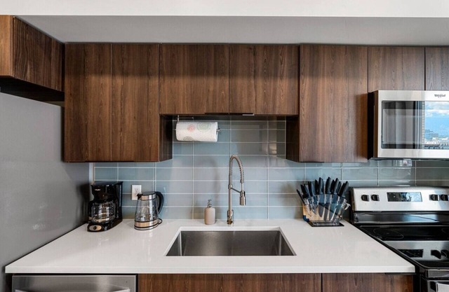 8th fl. Amazing views! Lux design! Pool/gym/Pkg!