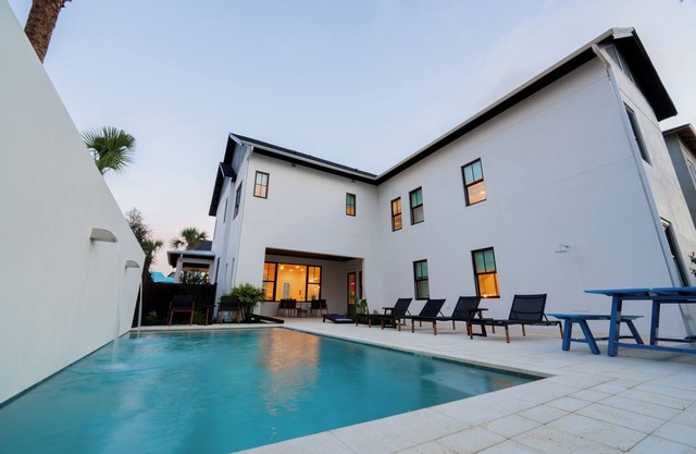 9 Bedroom, 10 Bathroom Entire House w/Home Theater in Orlando, FL near Disney!